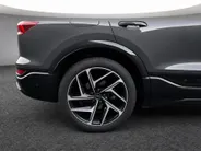 Audi Q6 e-tron S edition 306pk performance 100 kWh · Panoramadak · Luchtvering · Trekhaak · 360 Camera · Warmtepomp · Head-Up · Elek. Voorstoelen · 21'' Inch · 24-11-2030 of 100.000km