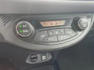 Toyota Yaris 1.0 VVT-i Trend | Bi-Tone| Climate control| Achteruitrijcamera| Snelheidsbegrenzer| Bluetooth|