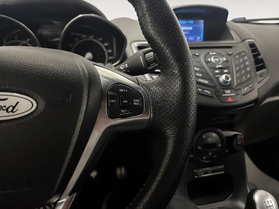 Ford Fiesta 1.0 EcoBoost ST Line NAVI AIRCO CRUISE CONTROLE LM VELGEN SPORTPAKKET ZEER DIKKE FIESTA VOLLEDIG ONDERHOUDEN VAN EEN LIEFHEBBER GEWEEST