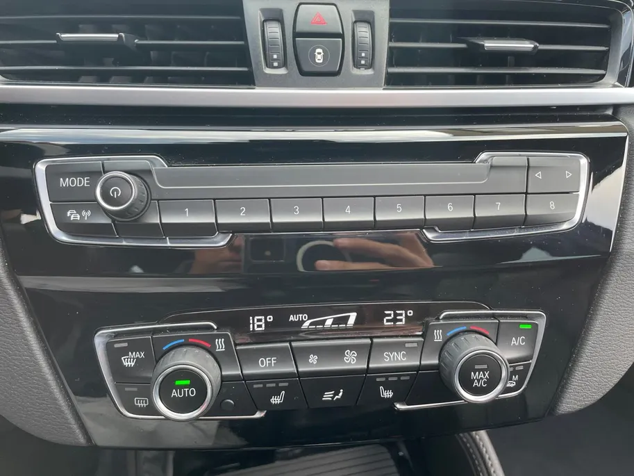 BMW X1 sDrive20i High Executive *Automaat*Navi*Camera*Schuif/kanteldak*Climate Control*Stoelverwarming*Lederen bekleding*LM. Velgen*Zeer nette auto!