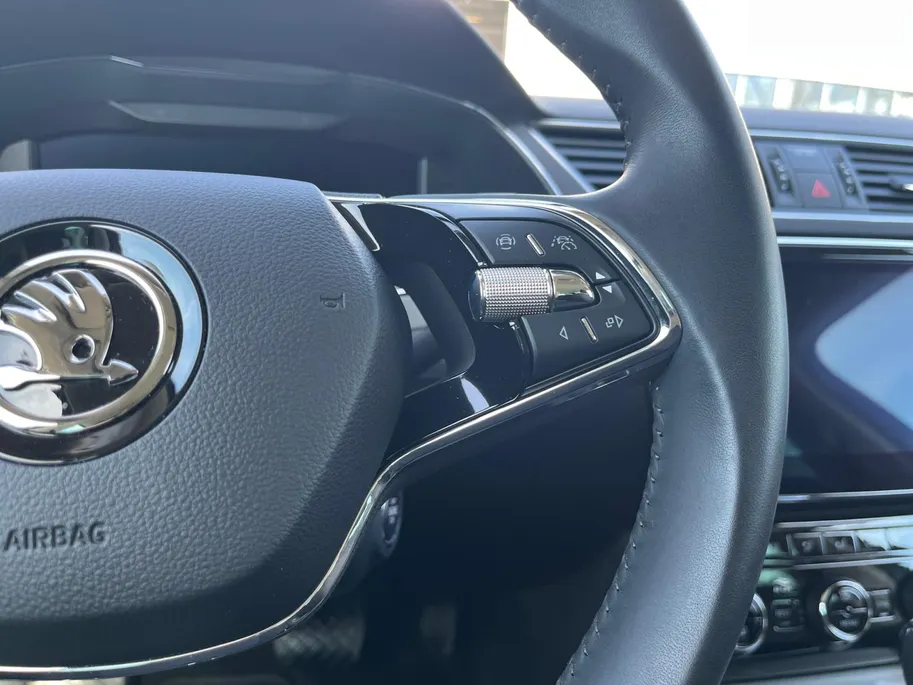Škoda Superb Combi 1.4 TSI iV Business Edition Plus | Uniek lage km-stand | 360 camera | Adaptieve Cruise Control | Stoel- en stuurverwarming