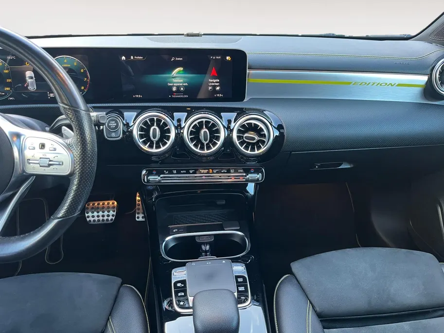 Mercedes-Benz A-Klasse 250 Premium Plus | AMG Pakket | Panoramadak | Achteruitrijcamera | Stoelverwarming | 12 maanden garantie! |