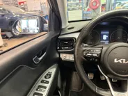 Kia Stonic 1.0 T-GDi MHEV GT-PlusLine Meest luxe uitvoering | 1e Eigenaar | Panorama dak | Dealer onderhouden | Cruise Control Adaptief | Carplay | Metallic lak | Fabrieksgarantie t/m 10-5-2030 + 3x 1 jaar* | NAP