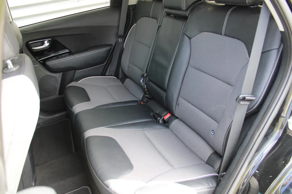 Kia e-Niro DynamicPlusLine 64 kWh | Warmtepomp | Schuif/kantel dak | 17' LM | Airco | Cruise | Navi | Camera |