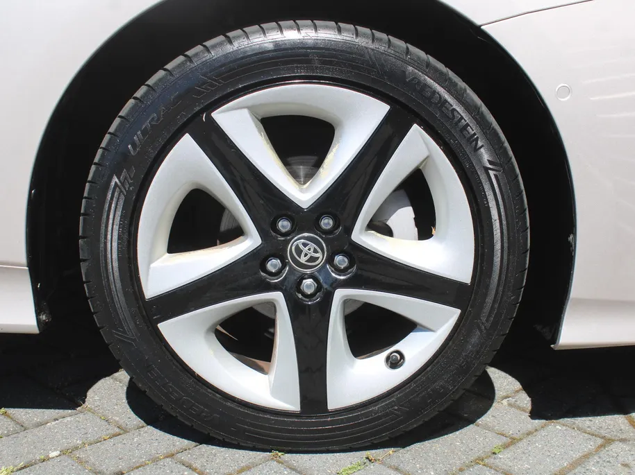 Toyota Prius 1.8 Executive | Trekhaak | Stoelverwarming | Camera | Leer | Dodehoek detectie | JBL audio | HUD | 17” LM | Navi | LED | Cruise adapt. | Incl. winterset |