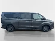 Ford Tourneo Custom 340 L2 Titanium 2.5 PHEV 233 pk | 9-persoons | TE BESTELLEN | Dual-zone airco | Inklapbare trekhaak | Cruise control | Verwarmd stuurwiel | Dubbele schuifdeuren met uitzetruiten | 17' LM velgen