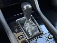 Mazda 3 2.0 e-SkyActiv-G M Hybrid 122 Comfort met Bose | Apple Carplay / Android Auto | Navigatiesysteem | Licht + Regensensor | Elektrisch Verstelbare Bestuurderstoel  | Stoel + Stuurverwarming | Parkeersensoren Voor + Achter | Camera Achter | 18'Lichtmetalen ve