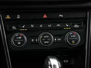 Volkswagen T-Roc 1.5 TSI 150pk Sport Business R · Panoramadak · Camera · Standkachel · Stoelverwarming · Navigatie · 19' Velgen · Elek. Inklapbare Spiegels ·