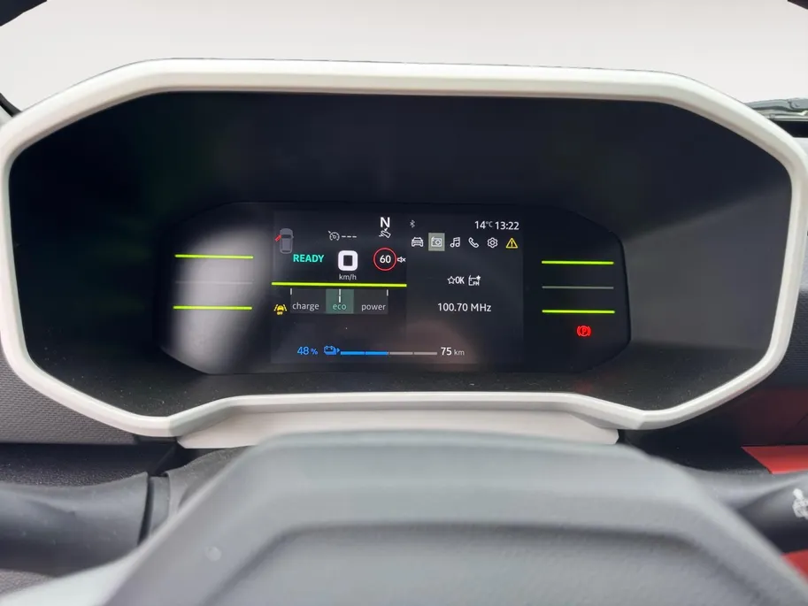 Dacia Spring Expression 65 26.8 kWh *Parkeersensoren*Tel Bluetooth*Cruise Control*| Rijdende demonstratie auto | Vraag naar de juiste kilometerstand |
