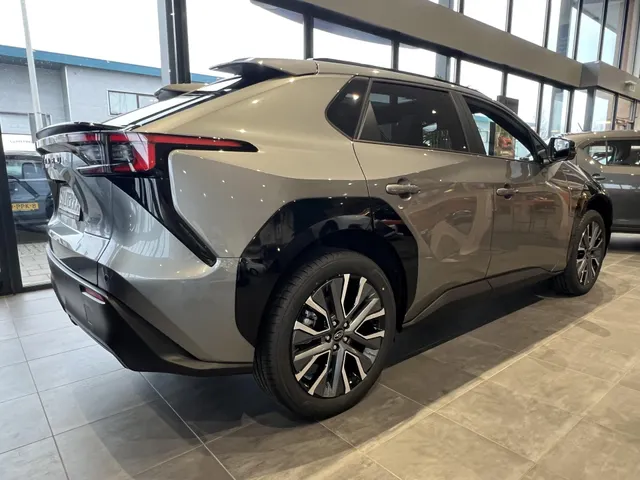 Subaru Solterra 4E-xperience 73.1 kWh | NIEUW MODEL!!! | 100% Elektrisch | Uit Voorraad Leverbaar | Panoramisch Dak | Dubbelen Draadloze Telefoonoplader | Nieuw Multimedia Systeem
