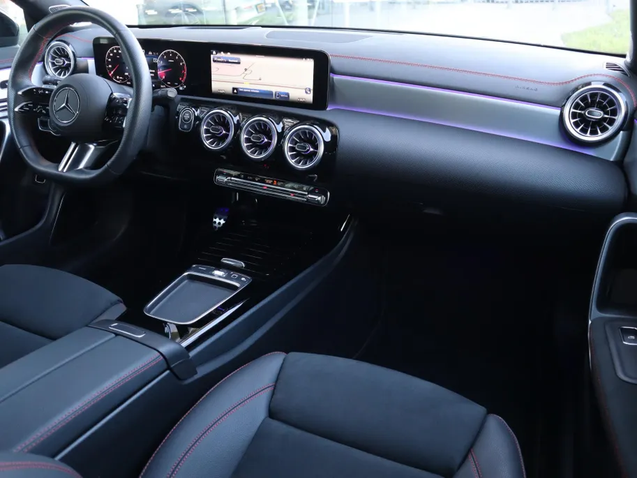 Mercedes-Benz CLA Shooting Brake 180 Business Solution AMG | Panoramadak | Dodehoekassistent | Memory Seats | HUD | Burmester | LED | 360 camera | Automaat
