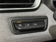 Renault Clio 90PK TCe GPF Techno | Navi | Camera | Parkeersensoren | Digital Cockpit | Apple CarPlay/Android Auto | Armsteun | Licht & Regen Sensor | Climate Control |
