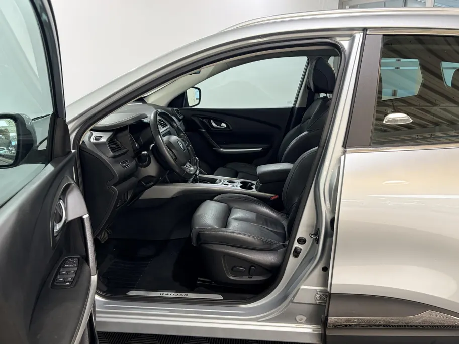 Renault Kadjar 140PK TCe Intens Automaat | Trekhaak (1500 KG) | Panoramadak | 19' Lichtmetalen Velgen | Stoelverwarming | Navi | Camera | Climate Control | Adaptieve Cruise Control | Leder |