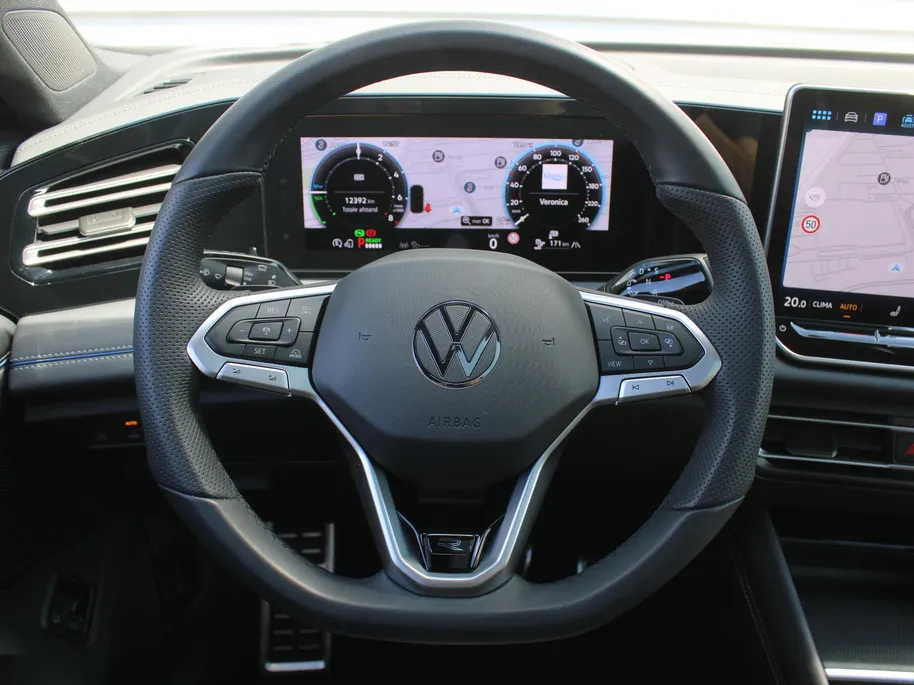 Volkswagen Tiguan 1.5 eHybrid R-Line Edition | Elek. trekhaak | Schuifdak | Stuur-/stoelverwarming + massage | Camera | 20' LM | HUD | LED | Dodehoek detectie | Nieuwstaat | BTW auto |