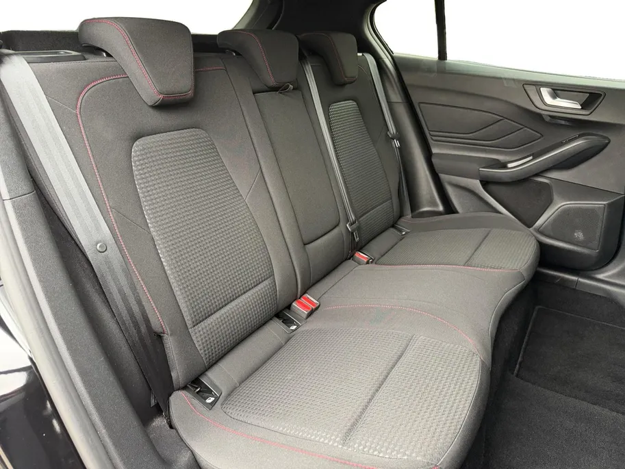 Ford Focus 1.0 EcoBoost Hybrid ST Line Style | Dealer onderhouden | NL auto | Winter pack | Cruise control | Parkeersensoren voor en achter | Achteruitrijcamera | Draadloos opladen mobiel | Apple carplay & Android auto | Keyless entry | Privacy glas | Bovag garantie