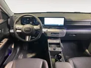 Hyundai Kona 1.6 GDI HEV Premium | Trekhaak Afn 13polig| Apple Carplay / Android Auto | Navigatiesysteem | Elektrisch Verstelbare Voorstoelen | Bestuurdersstoel + Geheugen | Parkeersensoren Voor + Achter | Camera Voor + Achter | Stoelverwarming + Stoelkoeling | Stuurv
