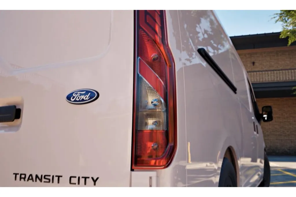 Ford Transit City 330 GB Trend L2H2 56 kWh 150 pk FWD | 12,3 scherm met apple car play & android auto | Adaptive cruise control | Parkeersensoren voor en achter | Achteruitrijcamera | Bijrijdersbank | Vanaf heden bestelbaar! - Bezichtigen vanaf Q4-2026