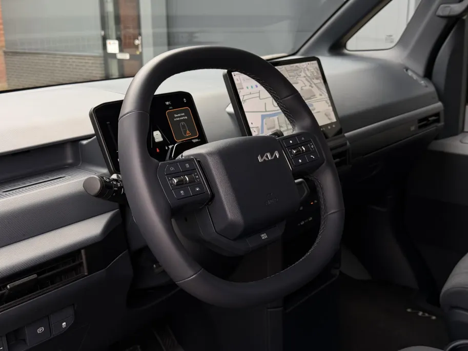 Kia PV5 L2H1 Plus 51.5 kWh | incl. berkentriplex laadvloer | All-season banden | 297 km WLTP-actieradius | Snelladen van 10% tot 80% in 30 minuten | Stoel- en stuurverwarming | Achteruitrijcamera | Draadloos Apple/Android Carplay | Parkeersensoren voor- en achter