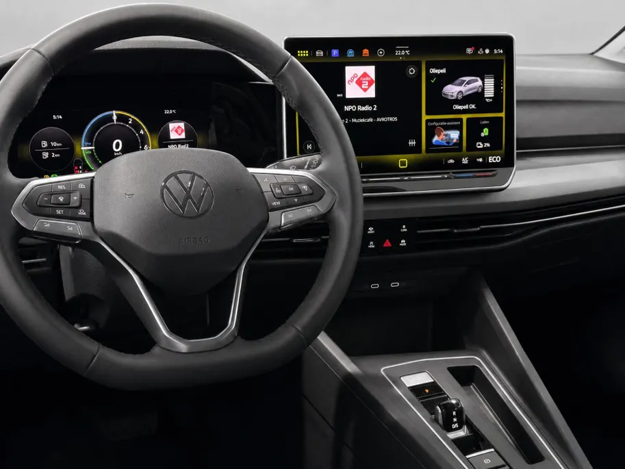 Volkswagen Golf Life Edition 1.5 eHybrid 204 PK 6 versn. DSG · Draadloze telefoonlader · Achteruitrijcamera · Privatelease Van 594,- voor  472,- obv 24 maanden! · Prijs is inclusief inruilpremie · MEGA SALE