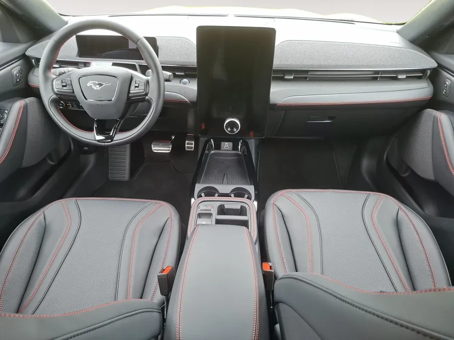 Ford Mustang Mach-E Extended Premium RWD 88 kWh | Afneembare trekhaak | Stoelverwarming | Leer bekleed | 18' Lichtmetaal | Adaptive Cruisecontrol | Dodehoekdetectie | Led verlichting | Climate Control | Nieuw te bestellen |