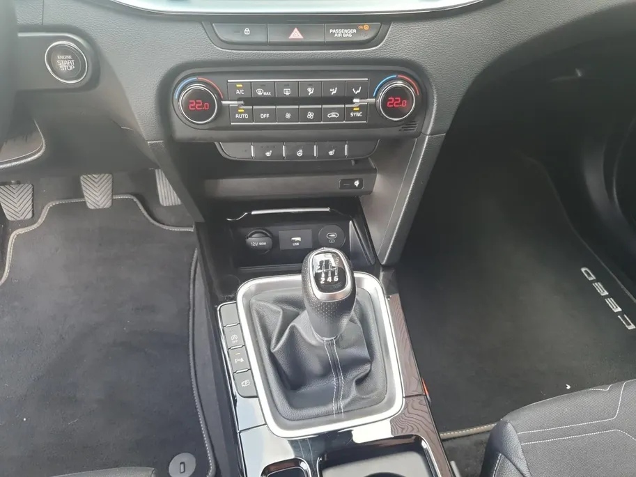 Kia Ceed 1.0T Design Edition | Stoel en stuurverwarming | Dodehoek detectie | Navigatie | Camera | Apple carplay / Android Auto | JBL sound system |