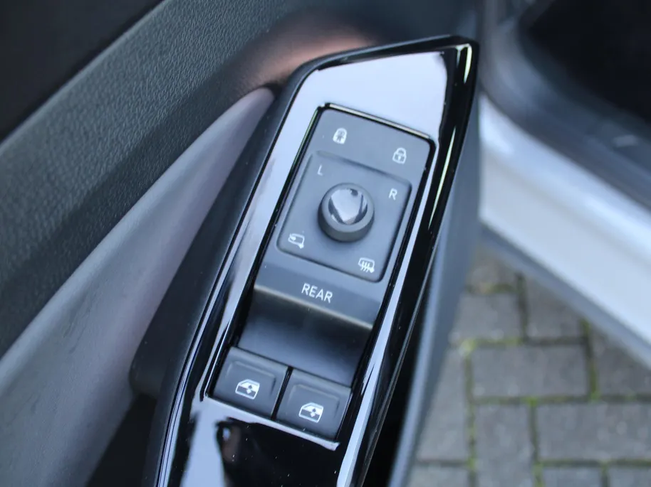 Volkswagen ID.4 Pure 52 kWh | Stuur- / Stoel- / Voorruit Verwarming | Clima | 19' LM | Cruise adapt. | PDC | Navi |