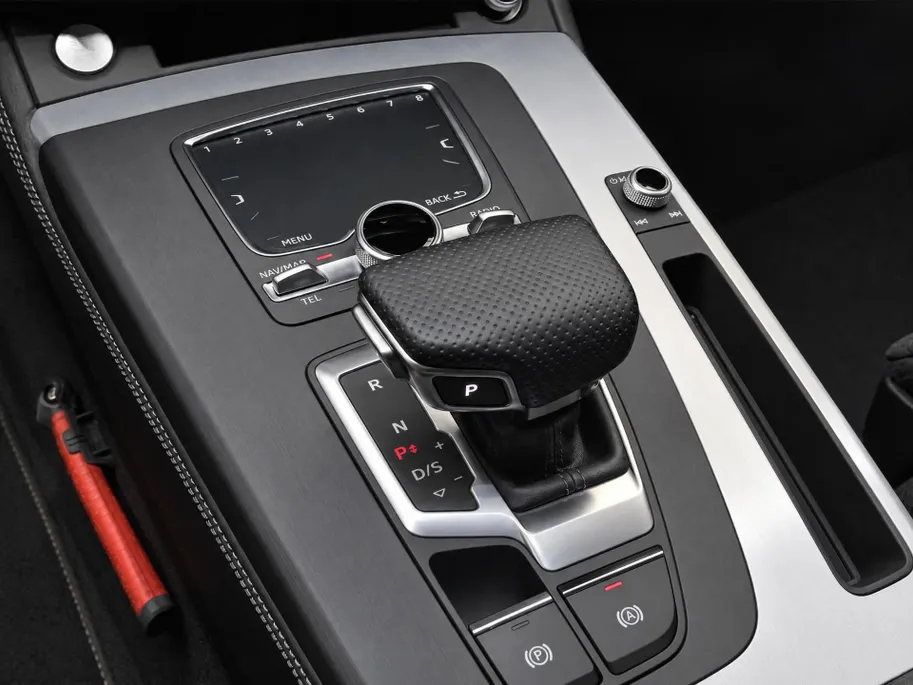 Audi Q5 50 TFSI e quattro S edition · Trekhaak · Adaptive Cruise Control · Apple/Android Car Play · Dodehoeksensoren · Stoelverwarming ·  Drive select · 360°Camera + Parkeersensoren ·