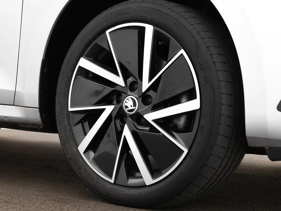 Škoda Octavia Combi 1.4 TSI iV PHEV 204pk DSG Business Edition · Stuur- & Stoelverwarming · Apple/Android Car Play · Cruise Control · Elek. Achterklep · Draadloze Telefoonlader ·