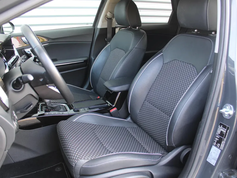 Kia Ceed Sportswagon 1.5 T-GDi DynamicPlusLine | Stoel- & stuurverwarming | Camera | Clima | Cruise adapt. | LED | Navi | Elek. achterklep | 16' LM |