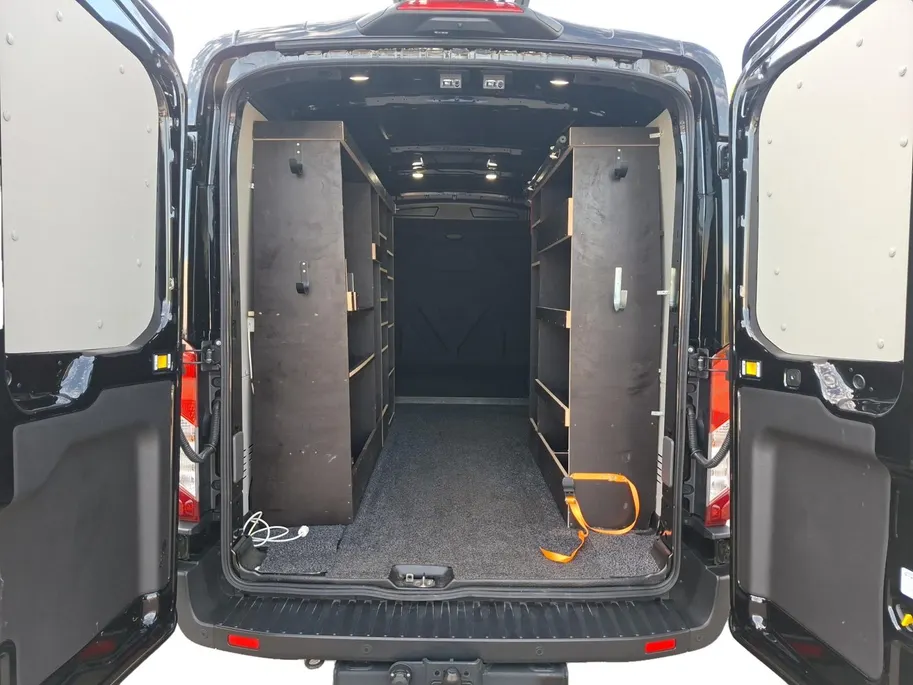 Ford Transit 350 2.0 TDCI L3H2 Trail 165 pk handgeschakeld | BPM VRIJ | Adaptive Cruise control | Navigatiesysteem | Raptor Gril | Zwarte treeplanken | LM velgen gloss black | Houten kasten links en rechts | Dakdragers met laddersysteem