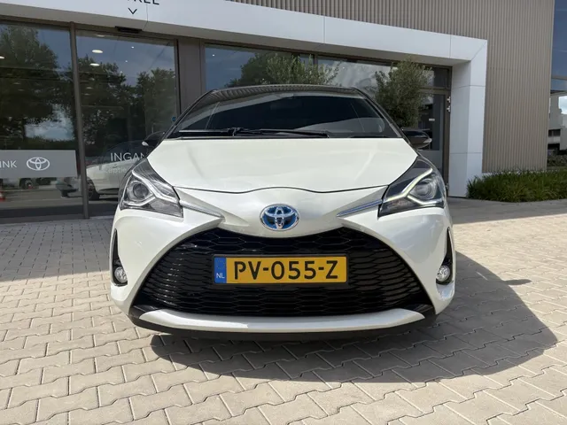 Toyota Yaris 1.5 Hybrid Bi-Tone | Navigatie | Trekhaak