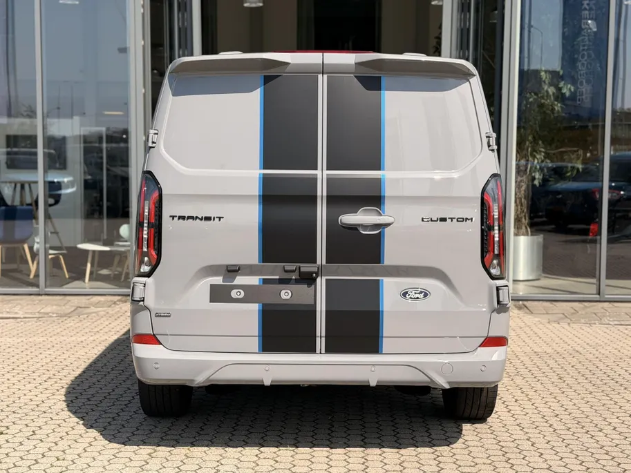 Ford Transit Custom 320 2.5 PHEV L2H1 Sport SHOWROOM VOORDEEL € 2000 I DRIVER ASSIST PACK PREMIUM I INKLAPBARE TREKHAAK I WINTER PACK I 19 INCH VELGEN I AGM ACCU I
