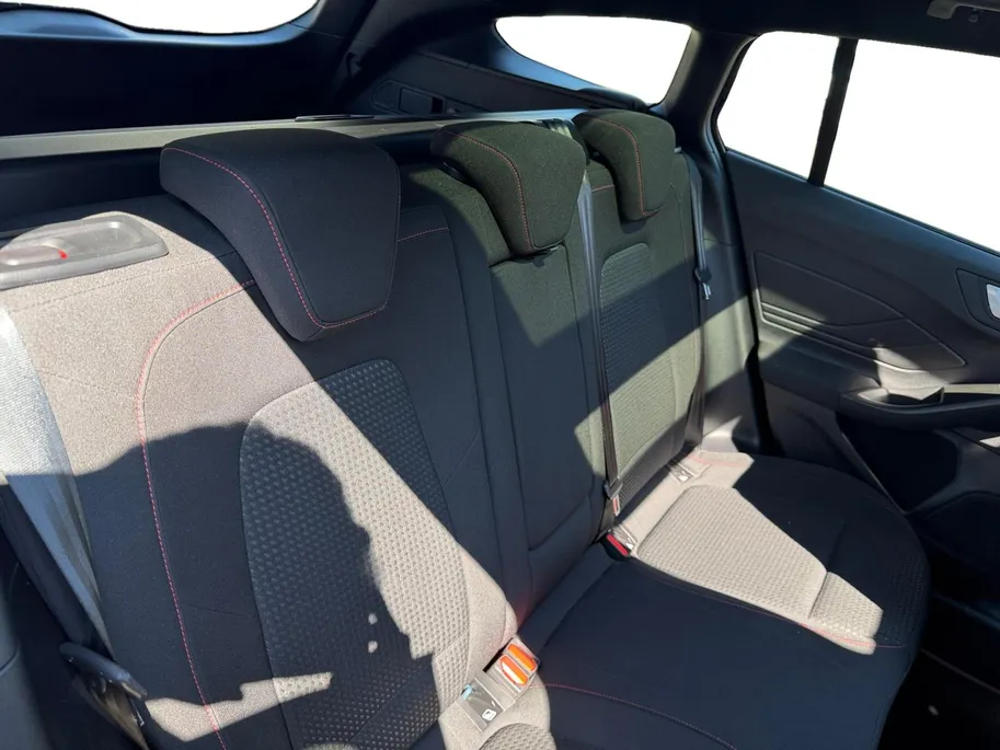 Ford Focus Wagon 1.0 EcoBoost Hybrid ST Line X | Automaat | Pano dak | Adapt. cruise control | BLIS | Winter pack | Parkeersensoren voor en achter | Achteruitrijcamera | B&O audio | Draadloos opladen mobiel | Bovag garantie |