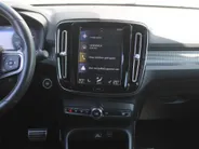 Volvo XC40 2.0 T4 R-Design | Keyless | HK Audio | Adap. Cruise | PDC | Elek. Trekhaak | 19' Velgen | Elek. Kofferklep | Camera | Stoelverwarming |