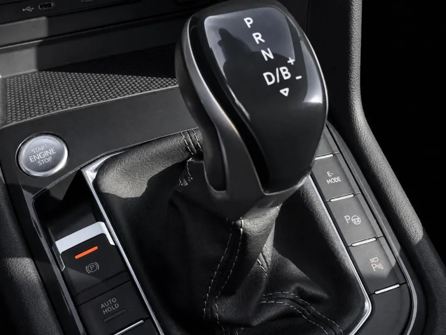 Volkswagen Tiguan 1.4 TSI eHybrid R-Line Business+ · Panoramadak · Trekhaak · 360°Camera · Stoelverwarming · Apple/Android Car Play · 20'' velgen ·