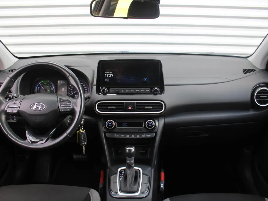 Hyundai Kona 1.6 GDI HEV Comfort | Trekhaak | Camera | 16' LM | Cruise adapt. | Navi | Apple Carplay/Android Auto | Clima | All seasons |