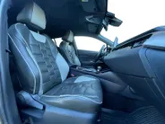Toyota C-HR 1.8 Hybrid Bi-Tone | Side Bars| Leer| Lichtmetalen velgen| Stoel verwarming| 4 seizoenbanden| Afneembare trekhaak| JBL speakers| BI-Tone uitvoering| Navigatie| Metalliclak