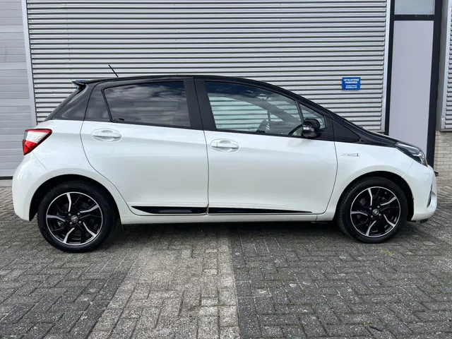 Toyota Yaris 1.5 Hybrid Bi-Tone Automaat | 16' Lichtmetalen Velgen | Climate Control | Elek. Raambediening