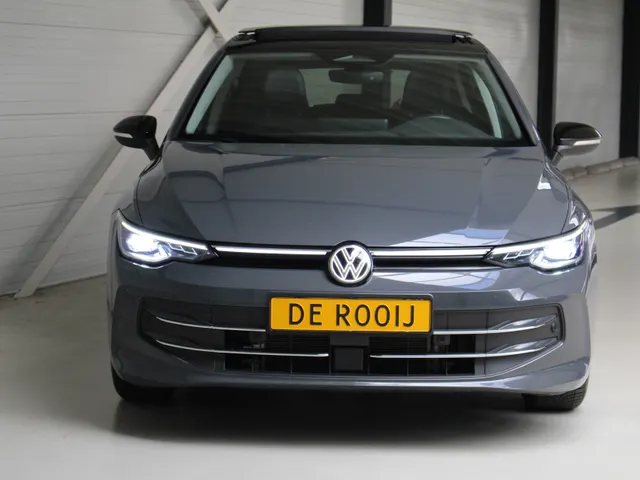 Volkswagen Golf 1.5 eTSI Life Energy Panoramadak | Navigatie | Keyless | Stoel- en Stuurverwarming | Parkeercamera
