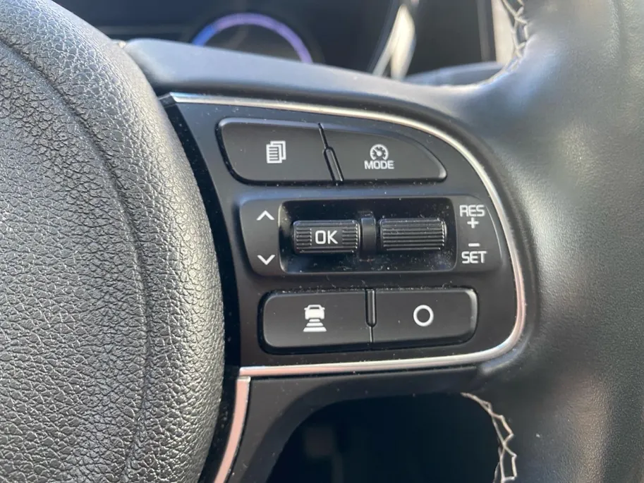 Kia e-Niro ExecutiveLine 64 kWh | Climate control | Leder | Stoel + stuurverwarming en ventilatie | Schuif/kanteldak | Navigatie | 17 inch LM-velgen | Keyless | SOH 97% |
