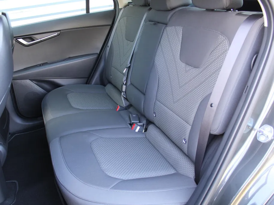 Kia Niro EV Light Edition 64.8 kWh | Camera | Cruise adapt. | Clima | 17' LM | Navi | Keyless | All season banden | 17% bijtelling |