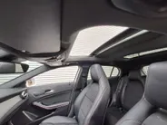 Mercedes-Benz GLA 180 Business Solution AMG AUTOMAAT | Trekhaak | Schuif/kanteldak | Navigatie | Camera | AMG-styling | Climate | Sensoren | Apple Carplay/Android Auto | Cruise | Stoelverwarming