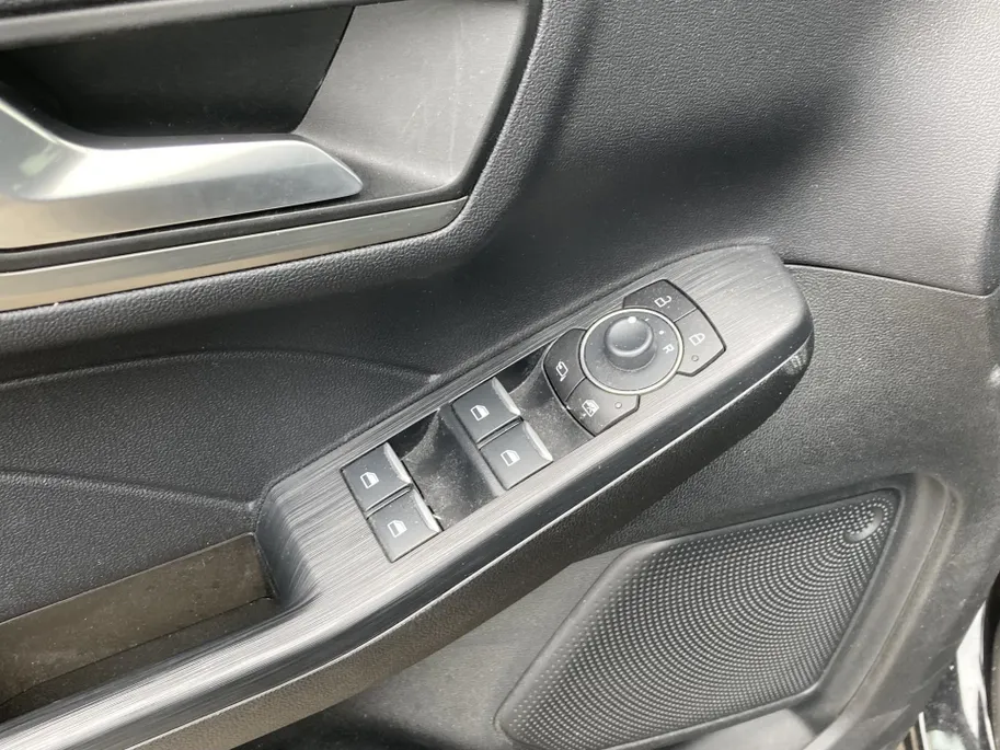 Ford Kuga 2.5 PHEV 225 pk Titanium Winter Pack - Draadloos opladen telefoon Origineel NL auto met weinig km.