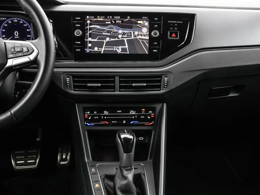 Volkswagen Polo 1.0 TSI 95pk DSG R-Line · Camera · Matrix LED · ACC · Stoelverwarming · Apple/Android Car Play · Sfeerverlichting · Verkeersbord Detectie ·
