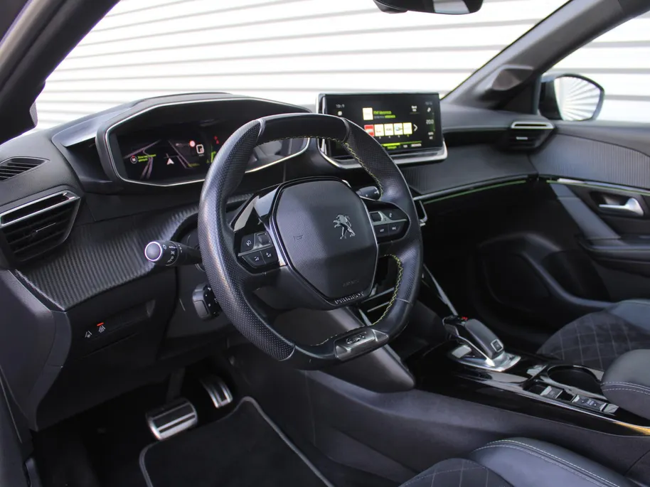 Peugeot 208 1.2 PureTech GT Pack | Stoelverwarming | Pano dak | Camera | Cruise adapt. | Dodehoek detectie | 17' LM | Navi | Clima | Leer/alcantara sportstoelen |