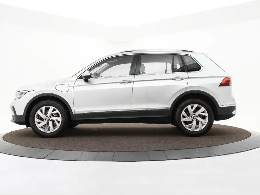 Volkswagen Tiguan 1.4 TSI 245pk DSG eHybrid Elegance · 360 Camera · Wegklapbare Trekhaak · Apple/Android Car Play · Dodehoek Detectie · 18'' Inch · Stoel & Stuurwiel verwarming ·