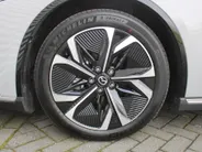 Mazda 6 6e Takumi Long Range 80 kWh | Stuur-/stoelverwarming + ventilatie | 360 camera | Pano dak | Zwart leer | 19' LM | HUD | LED | Elek. stoelverst. |