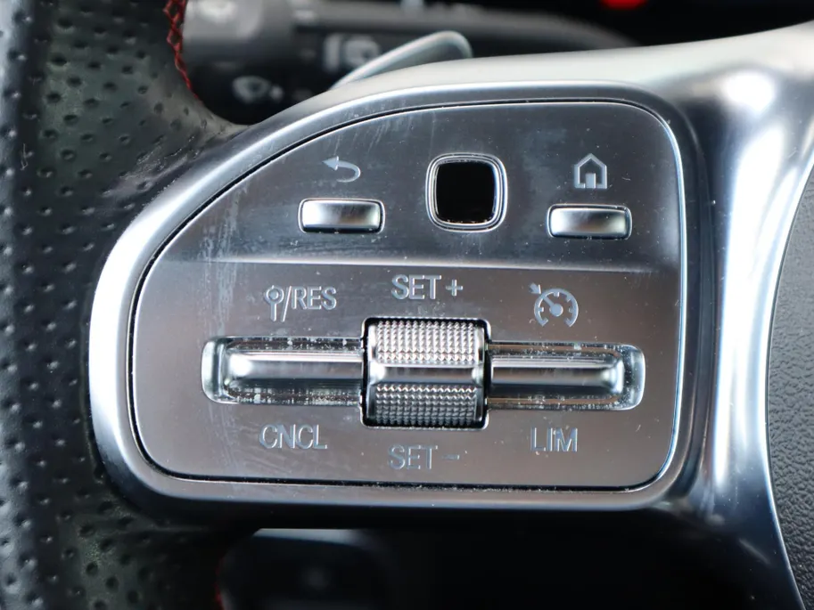 Mercedes-Benz GLA 200 Business Solution AMG l Trekhaak l Panoramadak l Stoelverwarming