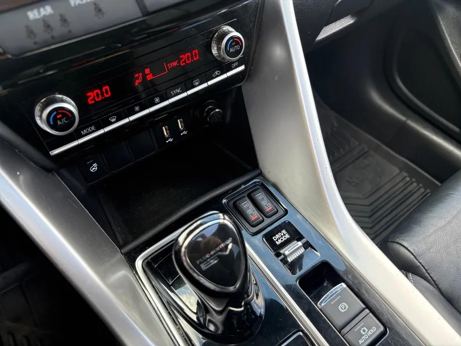 Mitsubishi Eclipse Cross 2.4 PHEV Instyle Trekhaak | Stoel verwarming | Achteruitrijcamera | Leder | Cruise control