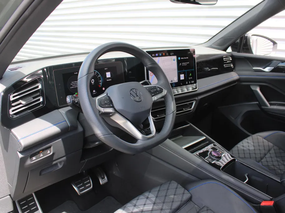 Volkswagen Tiguan 1.5 eHybrid R-Line Edition | Elek. trekhaak | Schuifdak | Stuur-/stoelverwarming + massage | Camera | 20' LM | HUD | LED | Dodehoek detectie | Nieuwstaat | BTW auto |